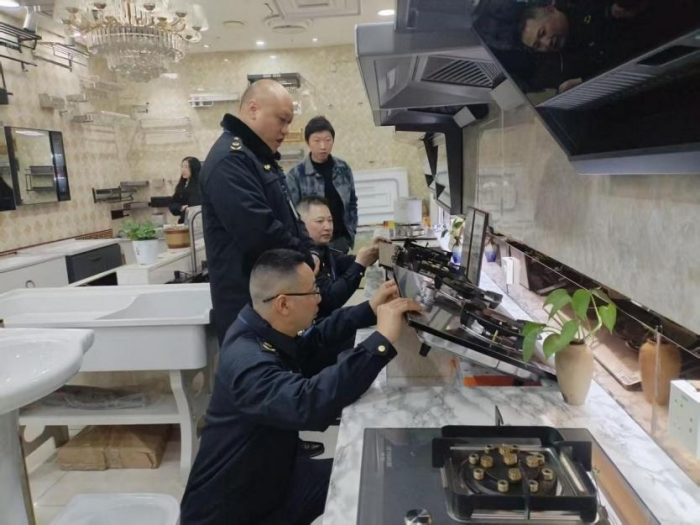 合江縣市場監管局開展燃氣器具及電取暖器等產品質量檢查，確保家用電器零配件銷售安全